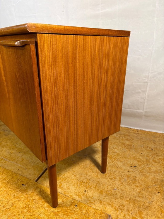 Image 1 of Mid-Century Retro Vintage Teakhouten Dressoir van Sakol uit 1960. Deens design, Brits vakmanschap, tijdloze opbergruimte.