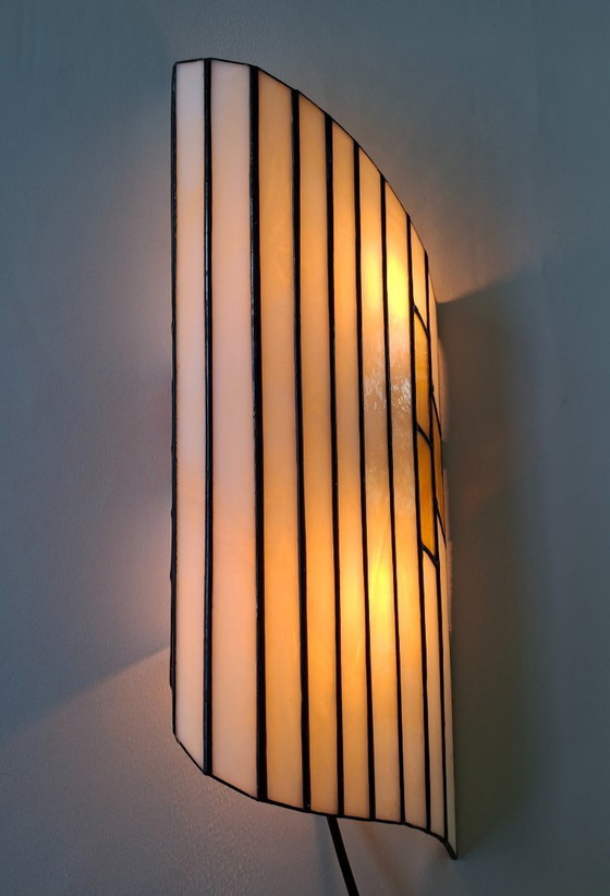 Image 1 of Tiffany  wandlamp met gekleurd glas in zwart koperband  Art Deco