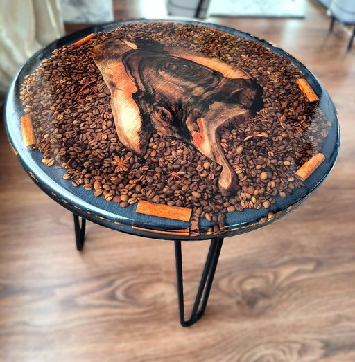Mesa de centro de resina de nogal hecha a mano con granos de café y anís estrellado.