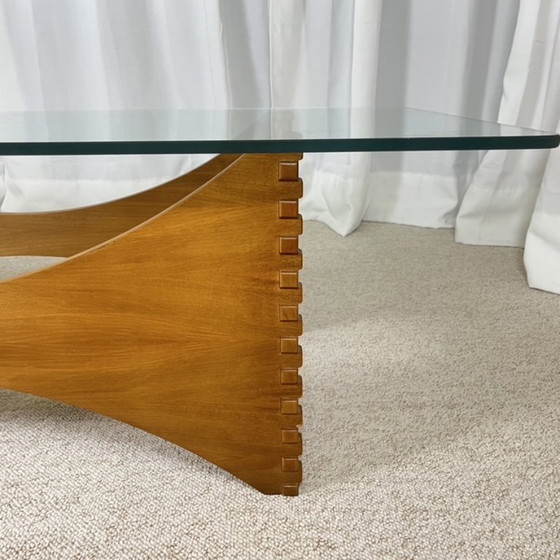 Image 1 of Sculpturale salontafel van mahoniehout en glas – Europa, jaren 70