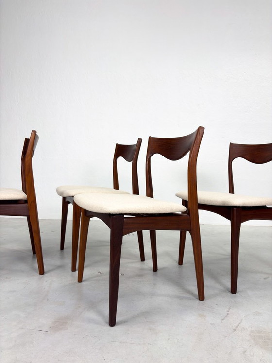 Set Vintage Dining chairs by AwA – Wood (photo 3 of 19)