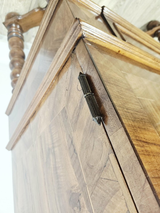 Mobile barocco in noce del XIX secolo con intarsi e gambe tornite – Credenze con vetrina, Wood, Barok (photo 7 of 29)