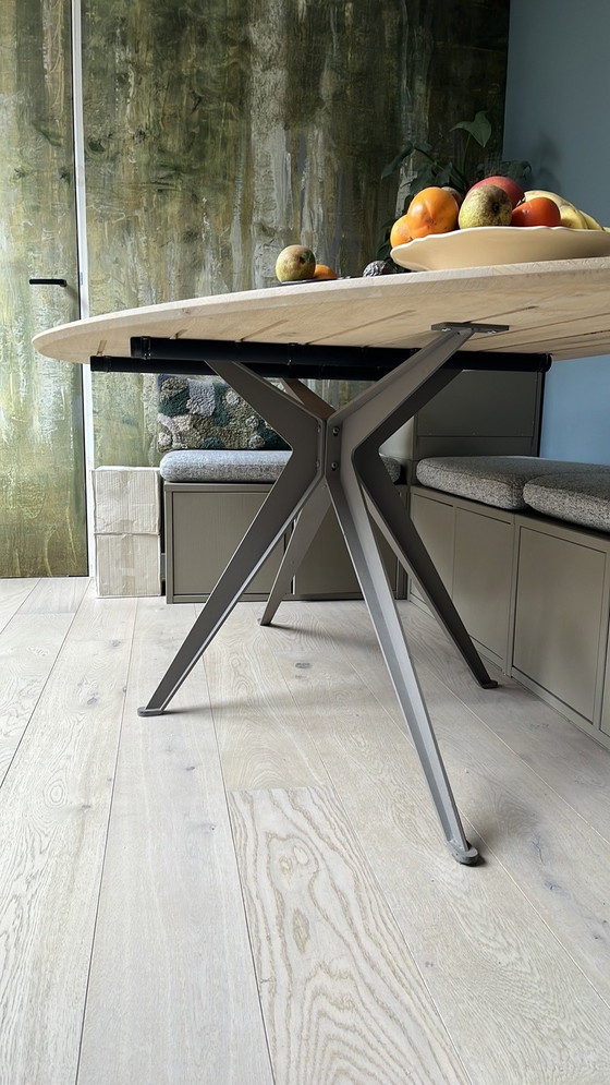 Image 1 of Eettafel met organisch, eiken tafelblad en gepoedercoat onderstel