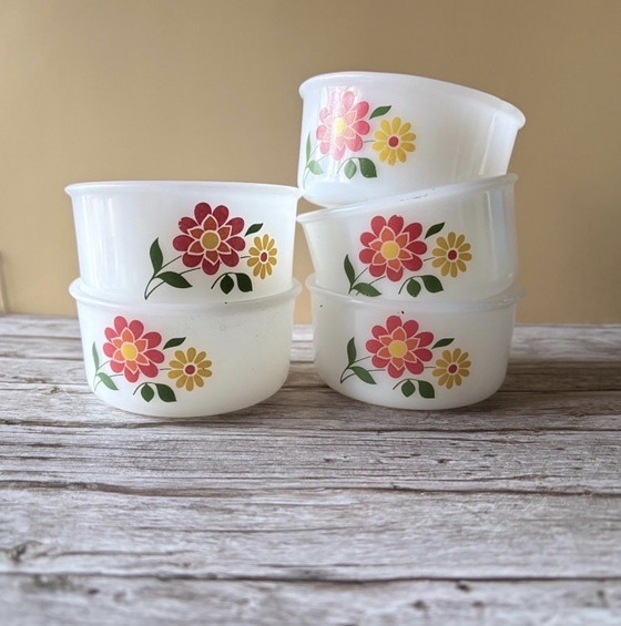 Image 1 of Set di 5 ramekin vintage Arcopal Lotus | Ciotole da dessert in vetro opalino francese | Fiori arancioni, anni '70