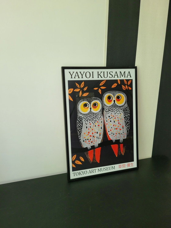 Image 1 of Estampe originale de Yayoi Kusama représentant deux hiboux.