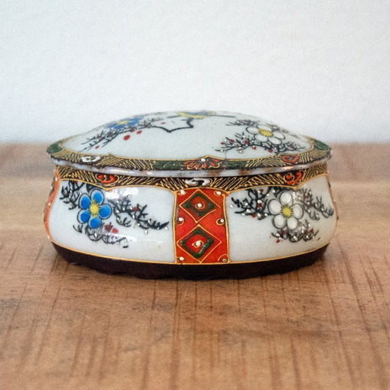 Image 1 of Handbemalte Porzellandose mit Blumen- und Vogelmotiv