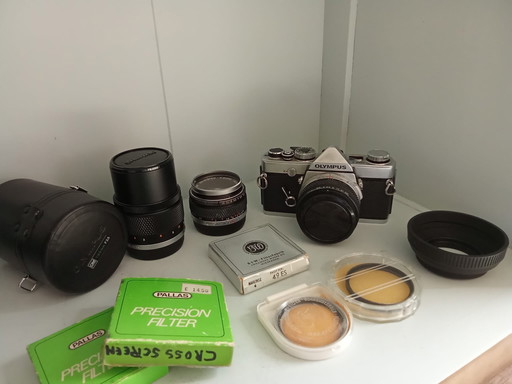 Olympus OM-1 Analoog + 28 mm + 50 mm + 135 mm en tas + filters 