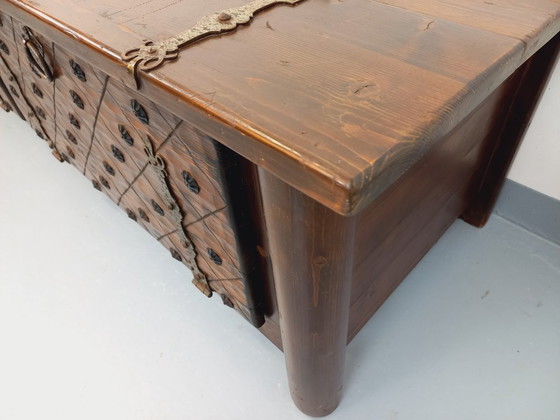 Image 1 of Een laag, brutalistisch dressoir van Georges Robert, gemaakt van donker grenenhout, uit de jaren 50/60.