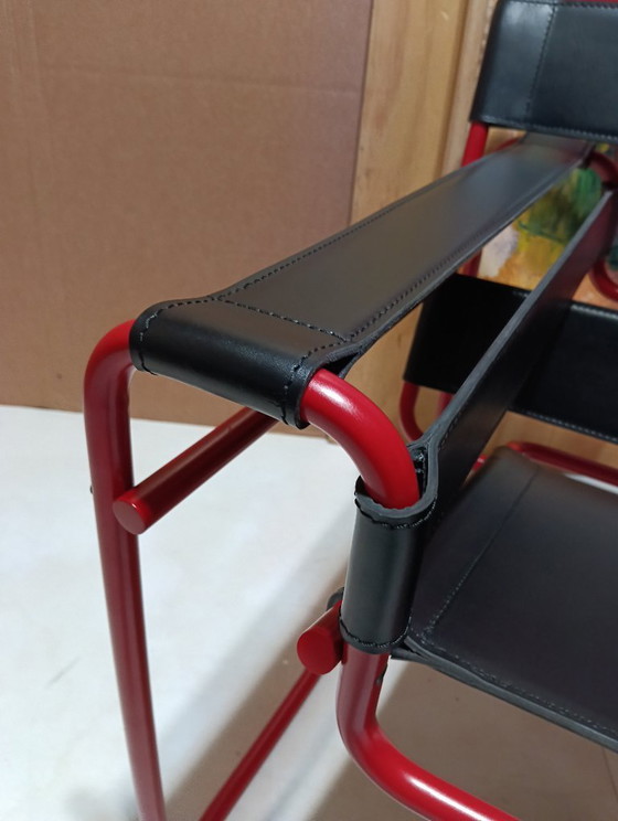 Image 1 of Bolso Knoll Wassily B3 rojo mate, nuevo-usado, en piel negra, de Marcel Breuer.