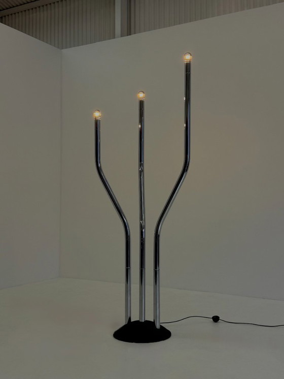Image 1 of Chromen buisframe design vloerlamp door Goffredo Reggiani