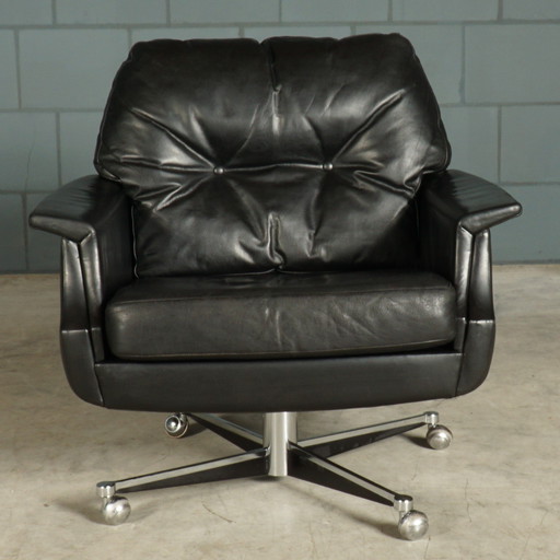 Ensemble fauteuil pivotant et pouf en cuir vintage - 1970