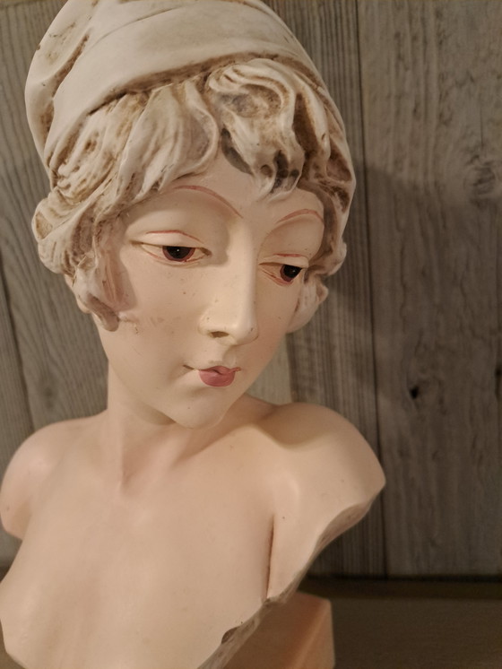 Image 1 of Barocke Büste einer französischen Frau mit Hut: Marmorsockel