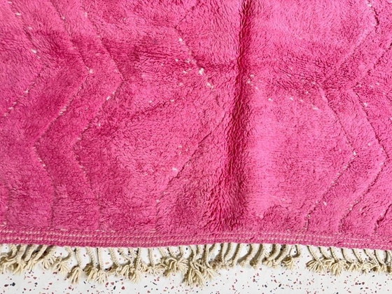 Image 1 of Handgeknüpfter rosa Beni-Ouraine-Berberteppich, Größe 1,5/2,5 m