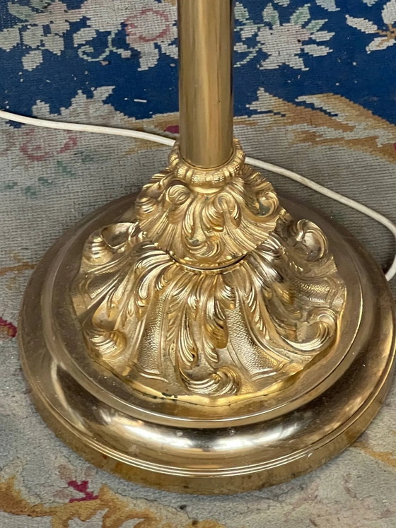 Lampada da terra in stile barocco, realizzata in bronzo massiccio dorato e decorata con pendenti in cristallo. (photo 3 of 6)