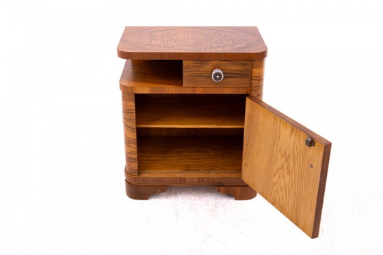 Image 1 of Juego de mesillas de noche de nogal, Polonia, primera mitad del siglo XX.