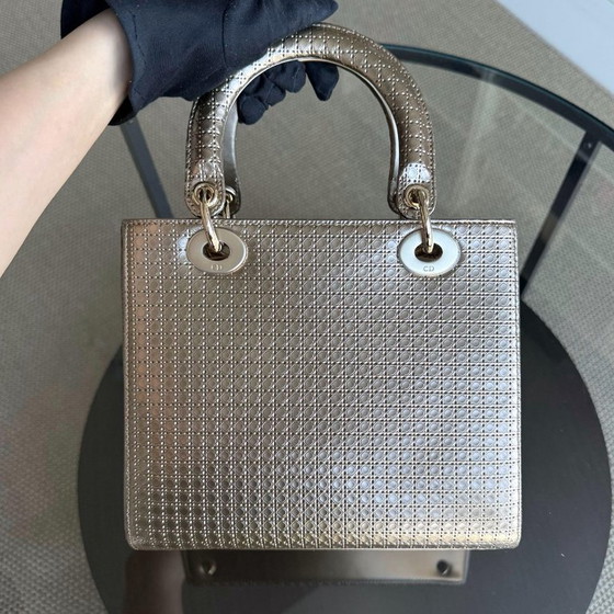 Image 1 of DIOR LADY MEDIUM - MICRO-CANNAGE METALLIC GOUDEN BESLAG