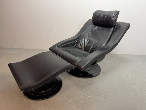 Image 1 of Skandinavisches Mid-Century-Design: Lounge-Sessel „Move“ aus schwarzem Leder mit passendem Hocker.