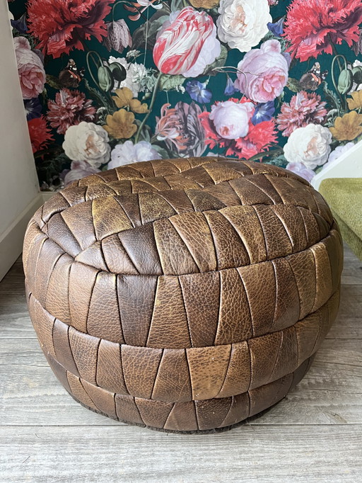 Puf vintage de cuero con patchwork