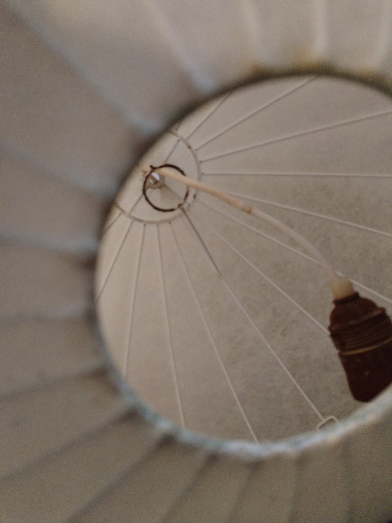 Image 1 of Grote Cocoon tafel-/vloerlamp met gouden rand (55 cm) – jaren 60 – toegeschreven aan Wauer – zeldzame grote versie