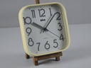 Orologio da parete vintage BINO/LORENZ al quarzo, in plastica beige e bianca, anni '80 - Arredamento modernista italiano vin