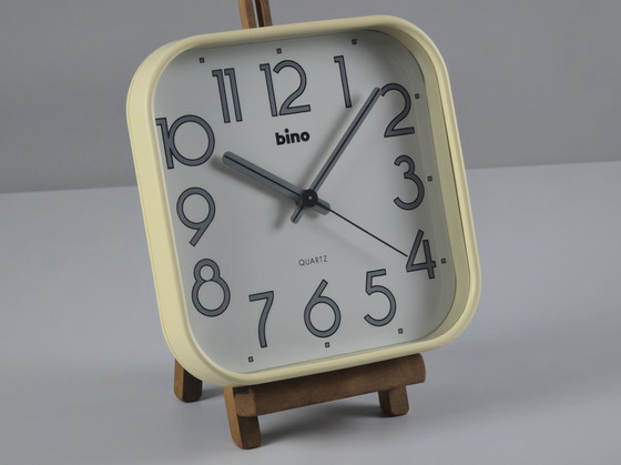 Image 1 of Horloge murale BINO / LORENZ à quartz en plastique beige et blanc des années 1980 - Décoration intérieure moderniste italienne.