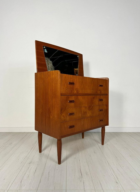 Image 1 of Cassettiera vintage danese in teak con specchio da trucco, comò in stile Mid-Century Modern, anni '60