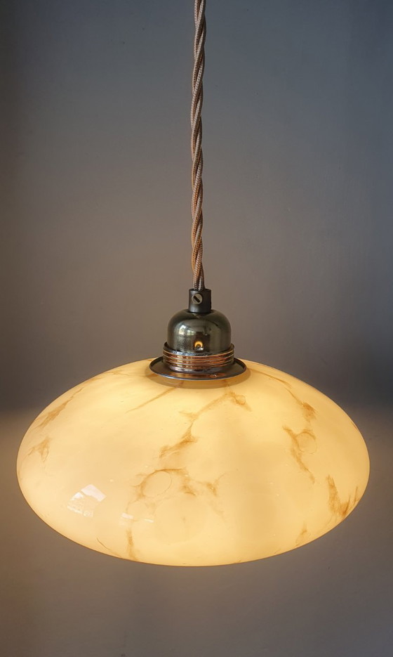 Lampada a sospensione vintage in vetro opalino stile Art Déco. Design Mid Century degli anni '30/'40. (photo 7 of 16)