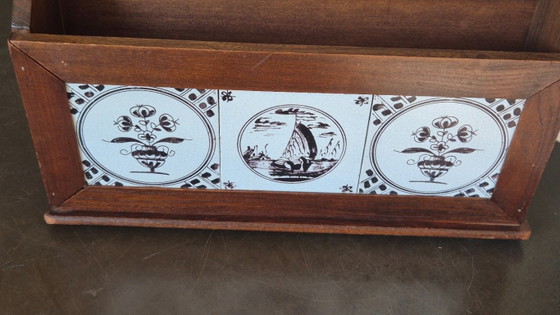 Portariviste vintage in legno con piastrelle in ceramica in stile Delft – Wood (photo 8 of 11)