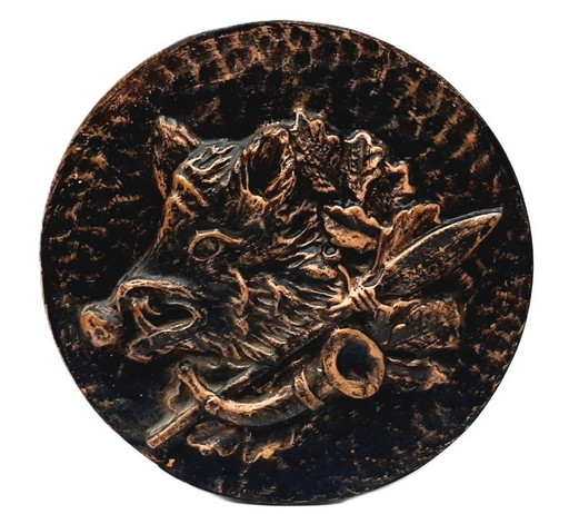 Decorazione murale in rame battuto martellato d'epoca con tema di caccia, cinghiale