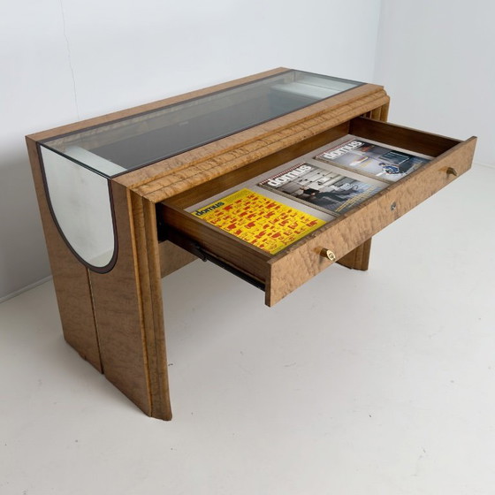 Image 1 of objet de collection représentant un présentoir de magasin Gucci