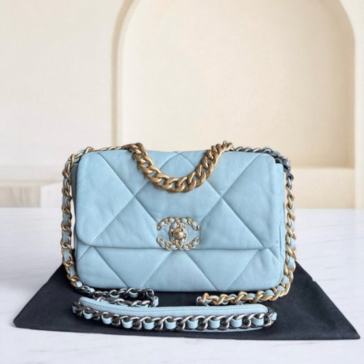 Chanel 19 Tas Klein - Gewatteerd geitenleer Lichtblauw Tweekleurige gouden hardware Microchip
