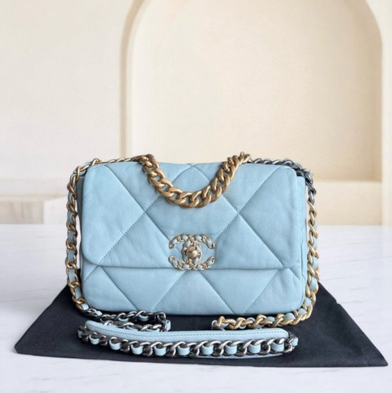 Image 1 of Chanel 19 Tas Klein - Gewatteerd geitenleer Lichtblauw Tweekleurige gouden hardware Microchip