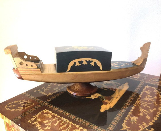 Image 1 of Gondole miniature musicale et porte-cigarettes, début 1960, Sorrente, Italie