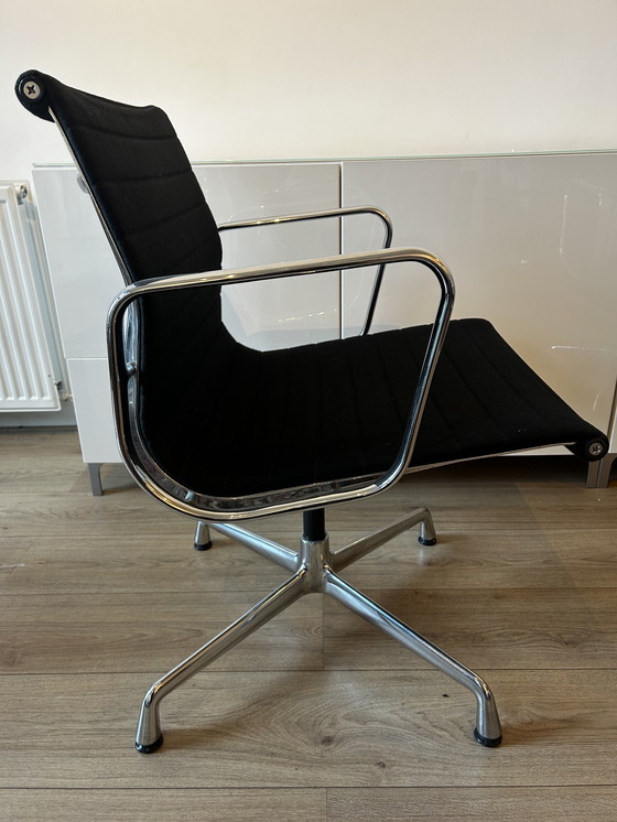 Image 1 of Vitra Eames 108 Hopzak Dry Stoelen. Der Preis ist pro Stück