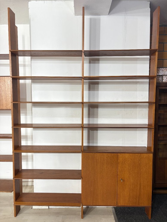 Image 1 of Estantería modular de pared de mediados de siglo de Interna-Peter Pedrides / Sistema de estanterías de teca de la década de 1960