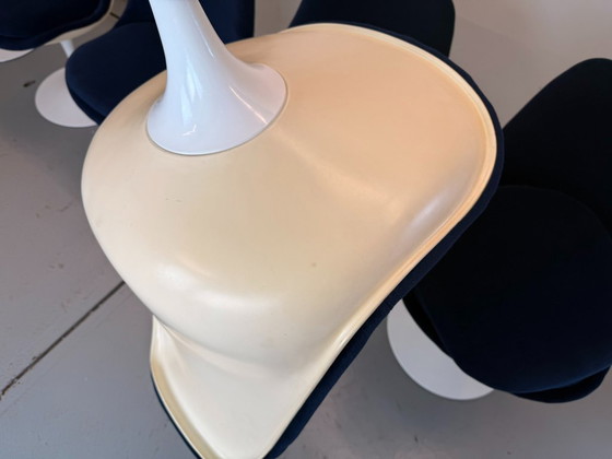 Image 1 of 6 sedie Seat Side rivestite in velluto blu, disegnate da Eero Saarinen per Knoll nel 1970.