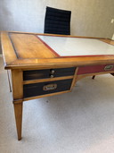 Bücherregal und Schreibtisch aus Holz