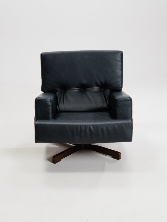 Image 1 of Sillón giratorio de palisandro modelo 401 de Menilio Taro para Cinova, década de 1960