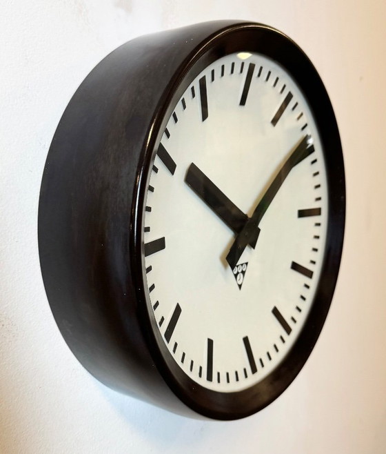 Image 1 of Industriële bakelieten fabriekswandklok van Pragotron, jaren 60