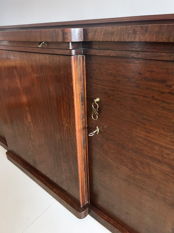 Image 1 of Seltenes Art Déco Sideboard der 30er Jahre – Mahagoni mit architektonischer Messingkrone & ausziehbarer Marmorplatte mit Label