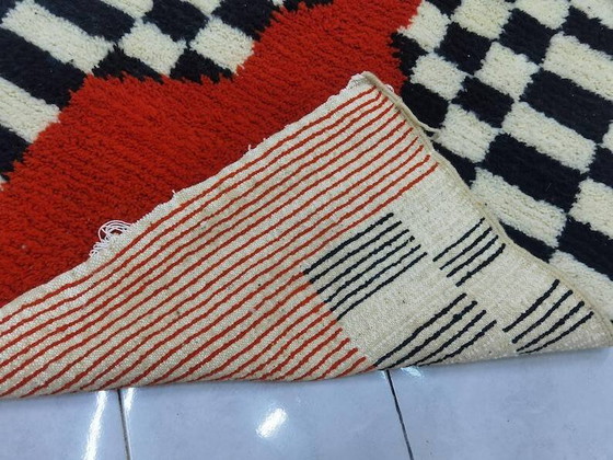 Tapis berbère marocain décoré 250cm x 150cm (photo 9 of 10)