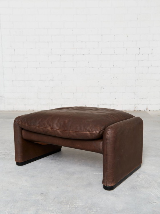 Image 1 of Maralunga-Loungesessel und passender Hocker aus Leder von Vico Magistretti für Cassina, 1980er Jahre, 2er-Set