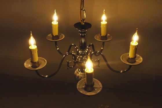 Image 1 of Lustre vintage en porcelaine de Delft bleu et blanc, suspension à 5 bras en céramique hollandaise de style cottagecore.