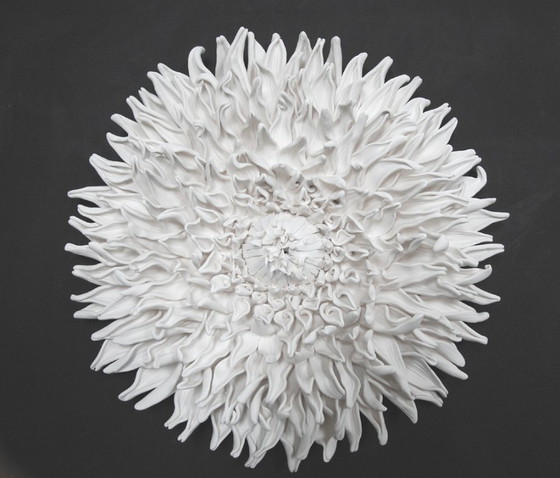 Image 1 of Muurdecoratie, sculptuur, bloemdecoratie, klei, dahlia, organisch bloemenmotief, statement voor je interieur