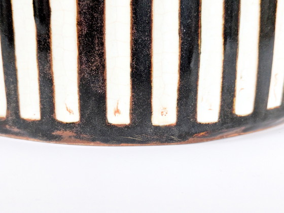 Image 1 of Recipiente de cerámica de mediados de siglo con tapa y rayas marrones y crema