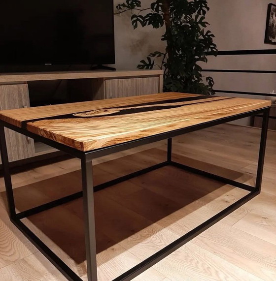 Epoxy River Couchtisch – Couchtische, Holz, Eisen (photo 3 of 5)