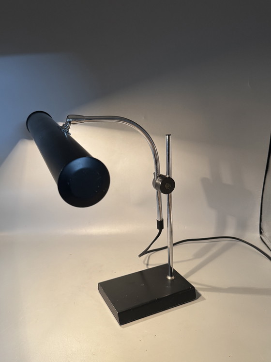 Image 1 of Stijlvolle verstelbare bureaulamp van OMI – Mid-Century functionaliteit met een strakke moderne uitstraling