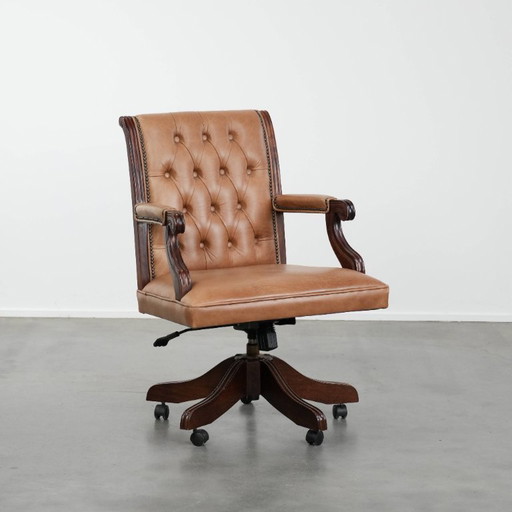 Fauteuil de bureau Chesterfield pivotant et inclinable en cuir et bois, style anglais, sur roulettes.