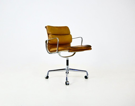 Stoel met zacht kussen, ontworpen door Charles & Ray Eames voor Herman Miller, jaren 70. – bureaustoelen, Aluminium, Leather