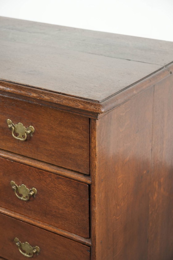 Image 1 of Zeer mooie antieke Engelse 17e eeuwse eikenhouten commode/ ladekast met origineel beslag en bolpoten